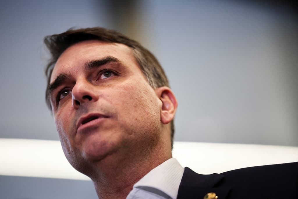icon for ¿Flávio Bolsonaro acusado o arrestado antes del 30 de septiembre?